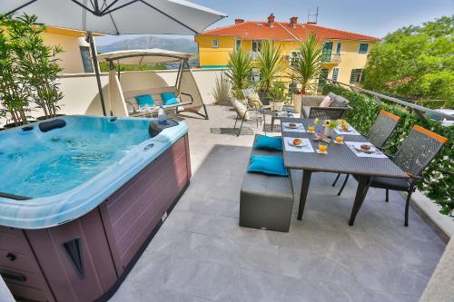 Luxury Urban Villa Apartments With Jacuzzi