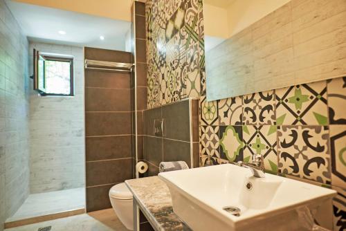 a bathroom with a sink and a toilet at Pura Vida in Rodakino