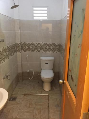 a bathroom with a toilet and a sink at Villa Eco Green Airport in Katunayake
