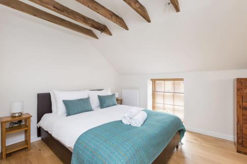 a bedroom with a white bed with a blue blanket at ALTIDO Trendy 1-bedroom Main Door House in New Town in Edinburgh