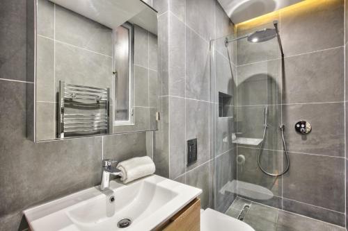 Bilik mandi di 71 - Amazing Apartment in Le Marais