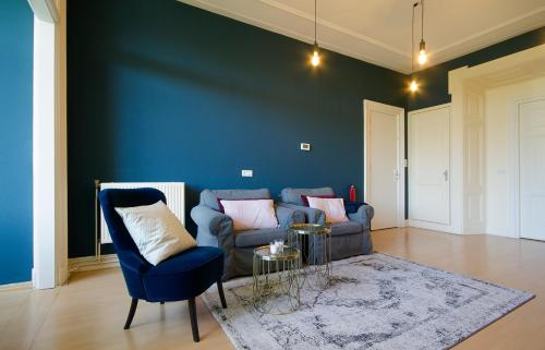 a living room with a blue couch and a blue wall at Nassau Canal Apartments in Amsterdam