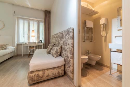 1 dormitorio con 1 cama y aseo en una habitación en Nina Casetta De Trastevere, en Roma