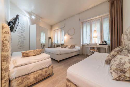 a room with two beds and a couch in it at Nina Casetta De Trastevere in Rome