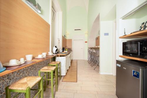 a kitchen with a counter with stools and a bar at Napoli Experience in Naples