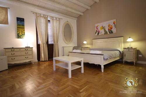 um quarto com uma cama e uma mesa em Federico Secondo B&B em Palermo