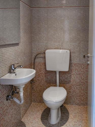 a bathroom with a toilet and a sink at Almirikia in Pigianos Kampos