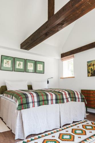 a white bedroom with a bed and a rug at meinsachsenwald forsthaus friedrichsruh in Aumühle
