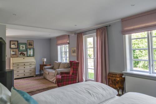 a bedroom with a bed and a living room at meinsachsenwald forsthaus friedrichsruh in Aumühle
