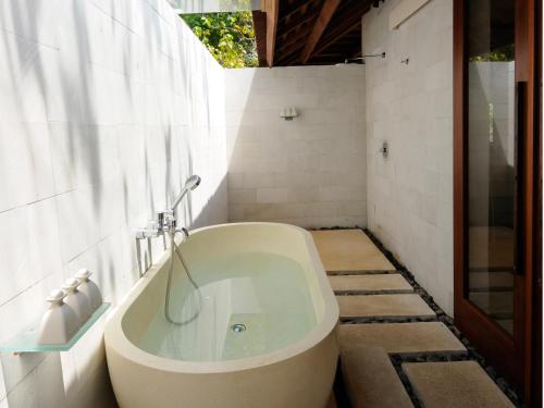 Ванная комната в The Menjangan by LifestyleRetreats