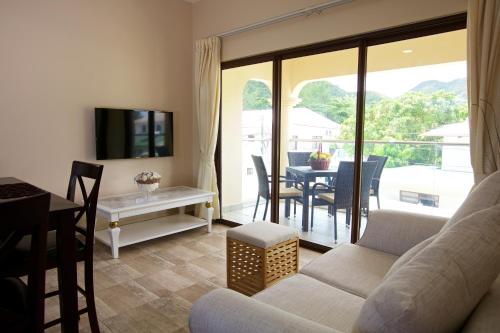 Μια τηλεόραση ή/και κέντρο ψυχαγωγίας στο Stone Self Catering Apartment