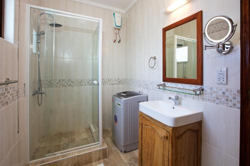 Ένα μπάνιο στο Stone Self Catering Apartment