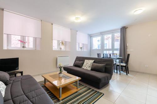 un salon avec un canapé et une table dans l'établissement Appartement Marie, à Strasbourg