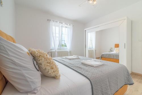 En eller flere senge i et værelse på S&I Peaceful Holiday Home With Pool & Jacuzzi