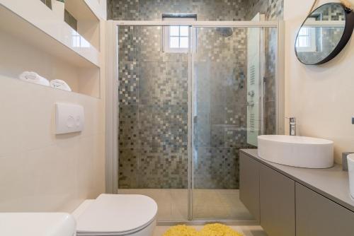 Et badeværelse på S&I Peaceful Holiday Home With Pool & Jacuzzi