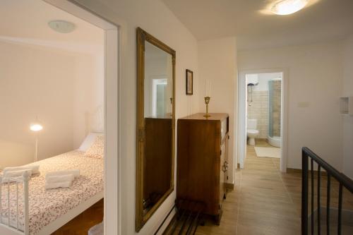 małą sypialnię z łóżkiem i lustrem w obiekcie Spartion Marine w Splicie