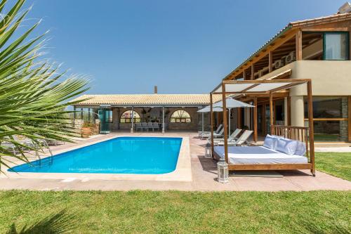 Bazén v ubytovaní Golden Sand Beach Villa alebo v jeho blízkosti