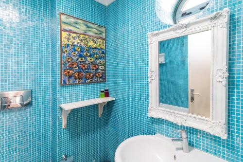 Gafanha da EncarnaçãoにあるOne of the Best Views Costa Novaの青いタイル張りのバスルーム(シンク、鏡付)
