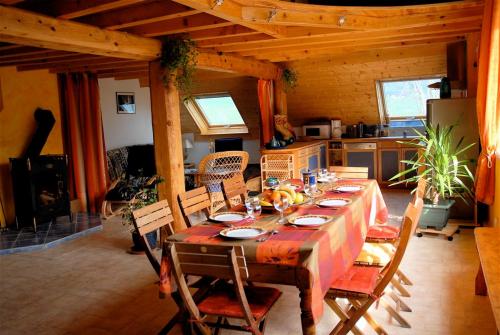 a dining room table and chairs in a kitchen at Gîte Les Eymes in Méaudre