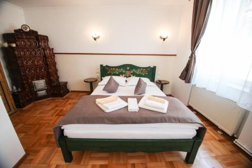 Łóżko lub łóżka w pokoju w obiekcie Casa Cu Usi - House of Doors