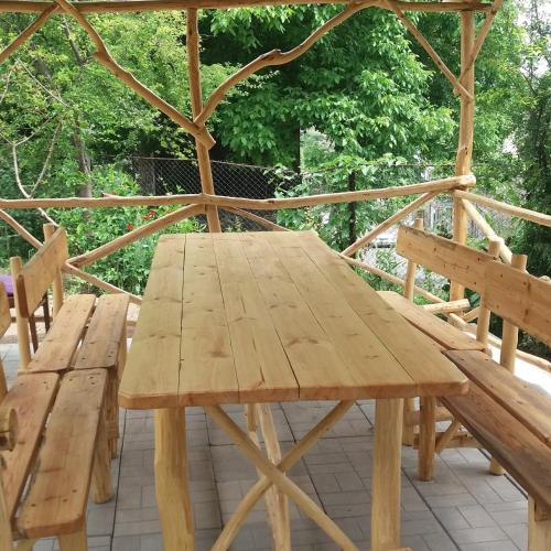 un tavolo da picnic in legno e panche su un patio di MonteBello a Goris