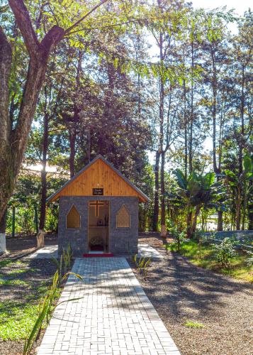 a small building in the middle of a park at Hotel Nacional Inn Foz do Iguaçu in Foz do Iguaçu