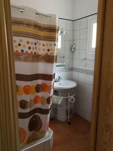 ein Bad mit einem Duschvorhang und einem Waschbecken in der Unterkunft El Cercado la montaña 4 Las Puntas in Las Puntas