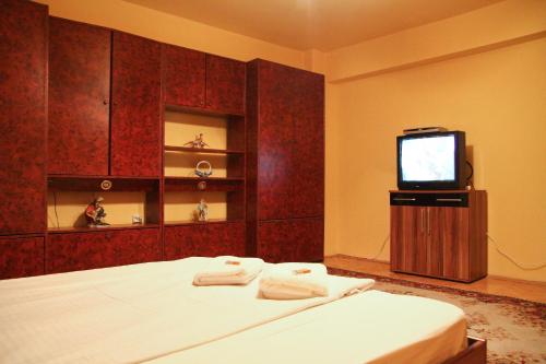 クルジュ・ナポカにあるMellis 2のベッドルーム(ベッド1台、テレビ付)