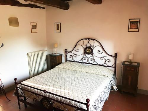 1 dormitorio con 1 cama y 2 mesitas de noche en Montebeni Apartments, en Greve in Chianti