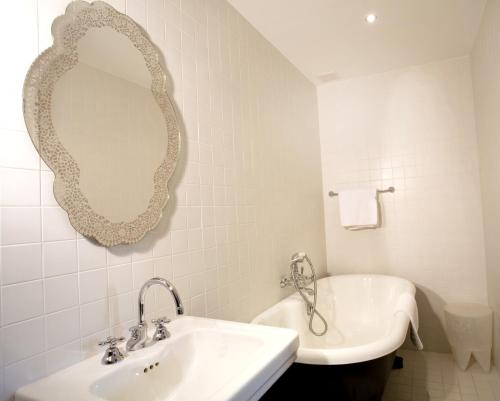 Ένα μπάνιο στο Le Windsor, Jungle Art Hotel