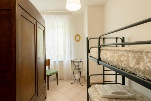 1 dormitorio con 2 literas y mesa en Casa vacanze San Vittorino en Gubbio