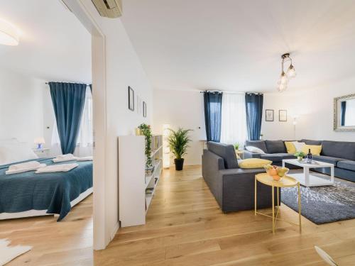 sypialnia i salon z łóżkiem i kanapą w obiekcie Superior Central Stay w Zagrzebiu