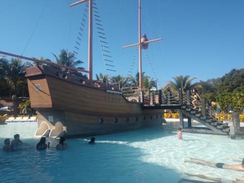 a pirate ship in the water with people in it at PIAZZA DIROMA FLATS PARA TEMPORADA in Caldas Novas