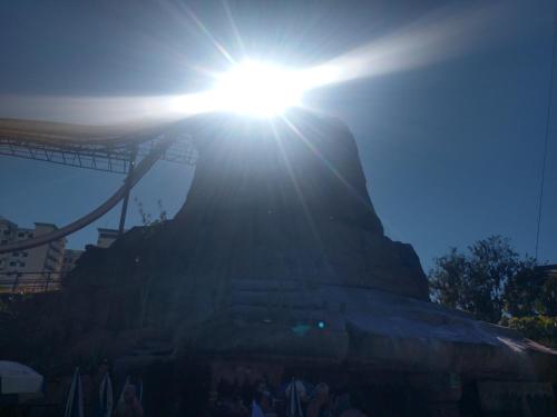 a roller coaster with the sun in the background at PIAZZA DIROMA FLATS PARA TEMPORADA in Caldas Novas