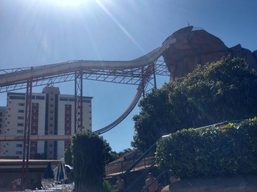a roller coaster in a park in a city at PIAZZA DIROMA FLATS PARA TEMPORADA in Caldas Novas