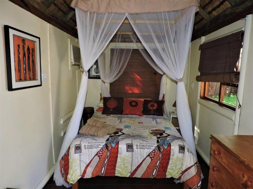 Llit o llits en una habitació de Kruger Inn Backpackers