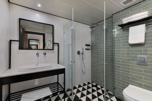 Bilik mandi di The Muse Boutique Hotel Tel Aviv