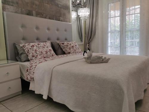 1 dormitorio con 1 cama grande con colcha blanca en Apartment Orlando Sea, en Adeje