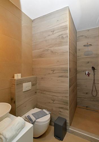 a bathroom with a toilet and a shower at Iraklis Hotel in Skala Rachoniou