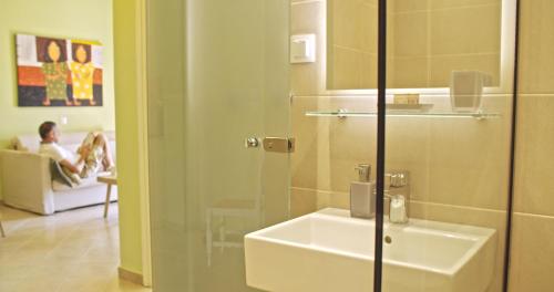 Kylpyhuone majoituspaikassa Waterlily Hotel Apartments