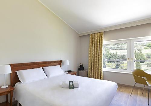 
Een bed of bedden in een kamer bij B&B Hotel Affi - Lago di Garda
