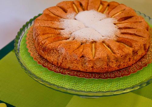 a bundt cake on a glass plate on a table at Bed And Breakfast Il Riccio in Ceva
