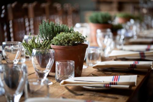 Ein Restaurant oder anderes Speiselokal in der Unterkunft The Talbot, Malton, North Yorkshire - The Coaching Inn Group 