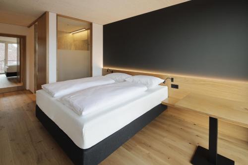 Кровать или кровати в номере 2ND HOME HOTEL