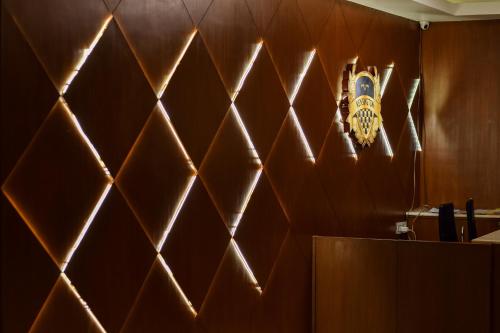 バンガロールにあるKensington Suitesの紋褐色の壁