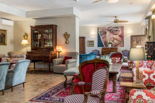 a living room with a table and chairs and a piano at Alquería Calatrava B&B in Burriana