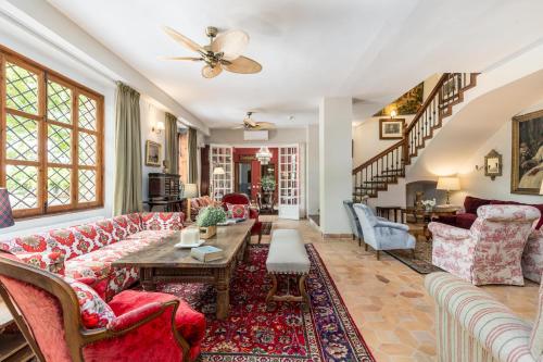 a living room with couches and a table at Alquería Calatrava B&B in Burriana