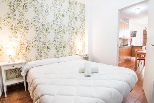 Postel nebo postele na pokoji v ubytování tuGuest Plaza Nueva Apartment
