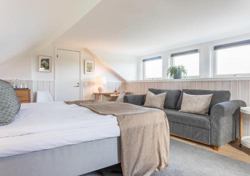 a bedroom with a bed and a couch at Stufvenäs Gästgifveri in Söderåkra