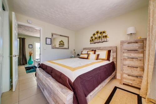 1 dormitorio con 1 cama grande en una habitación en Beautiful Old Apartment with Beach Gear, en Fort Lauderdale